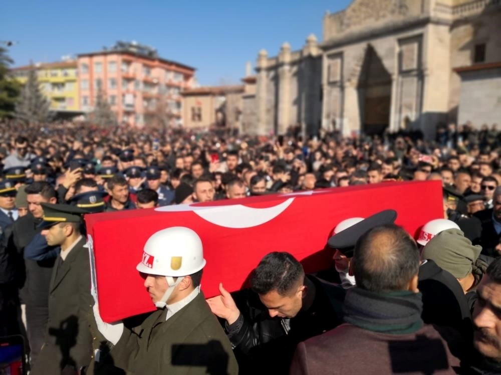 Türkiye şehitlerini uğurladı | Irak’ın kuzeyinde şehit düşen
askerlere gözyaşlarıyla veda - 7