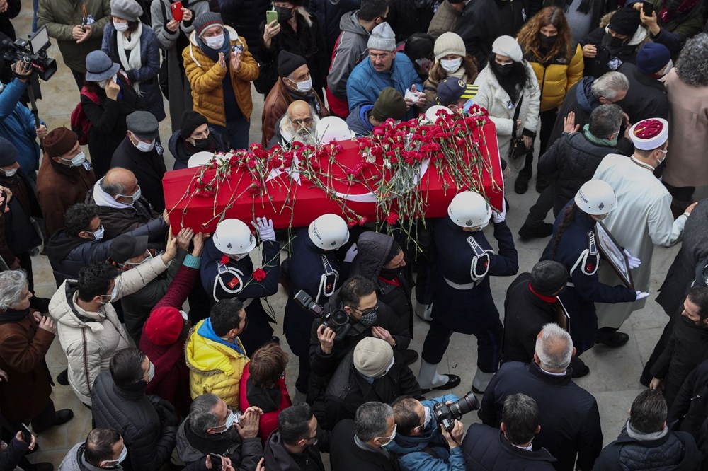 USTA OYUNCU FATMA GİRİK SON YOLCULUĞUNA UĞURLANDI... Usta oyuncu Fatma Girik son yolculuğuna uğurlandı - 14