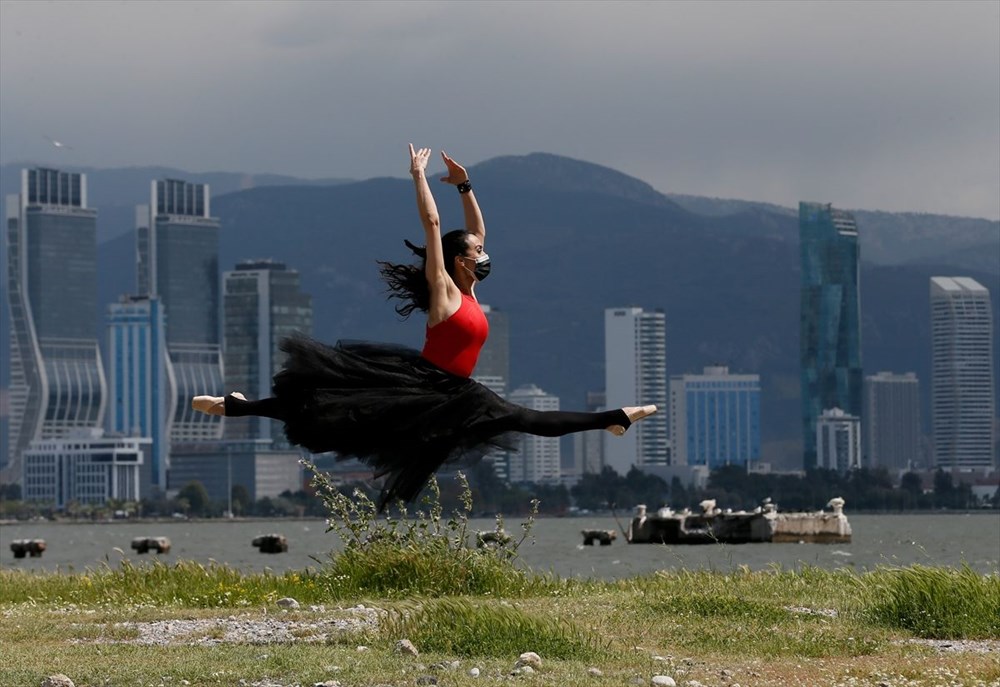 İzmir'de dansçılar meydanları sahneye dönüştürdü - 3
