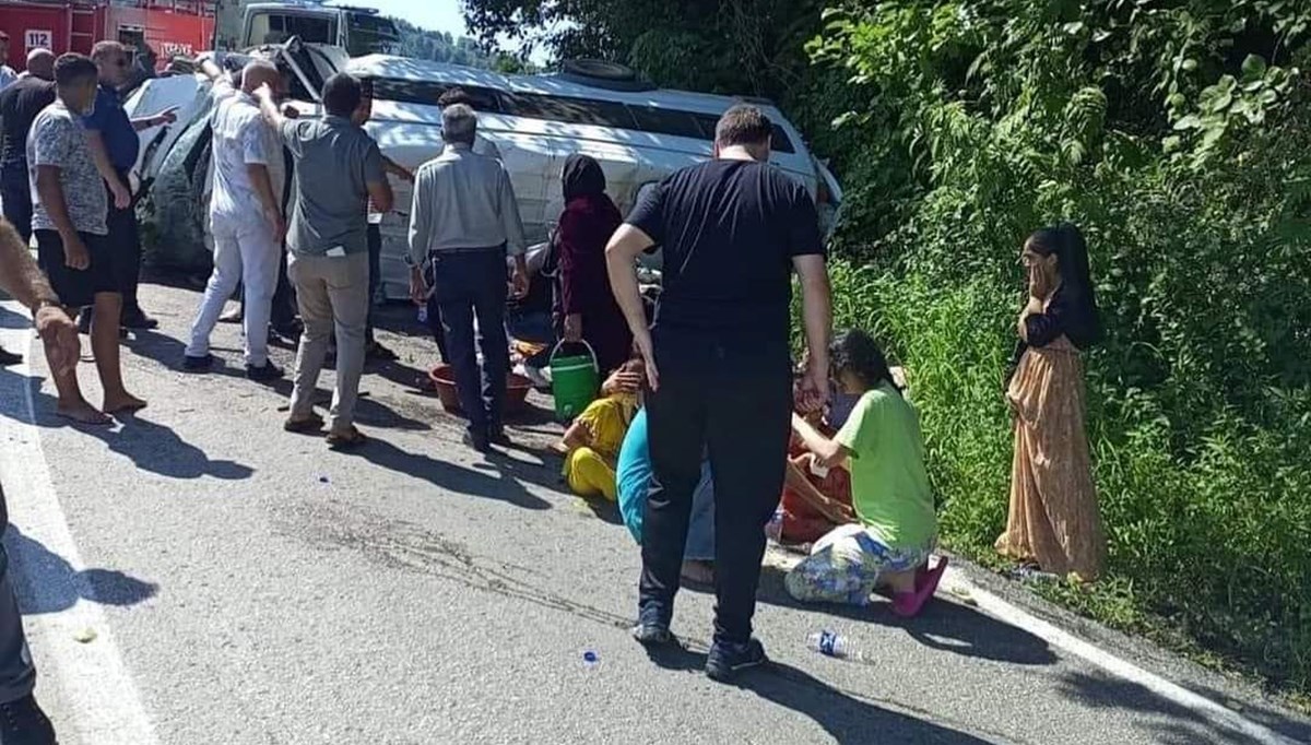 Tarım işçilerini taşıyan minibüs, otomobille kafa kafaya çarpıştı: 17 yaralı