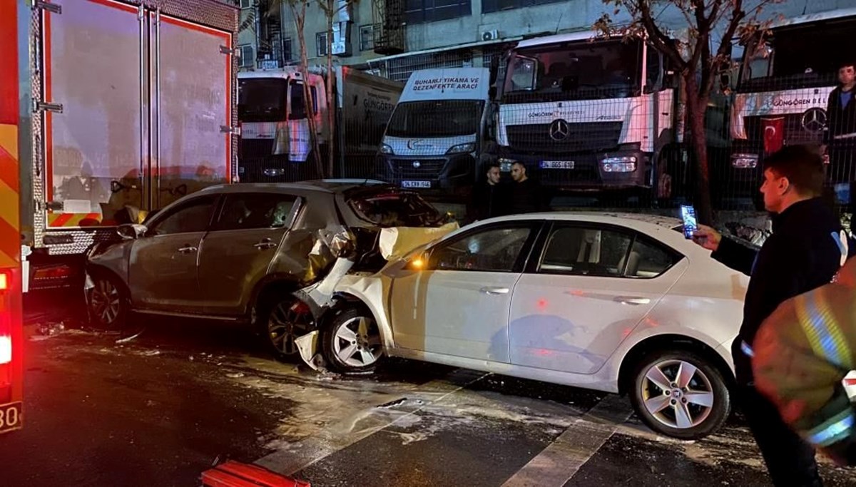 Seyir halindeki otomobil park halindeki araca çarptı: 1 ölü, 5 yaralı