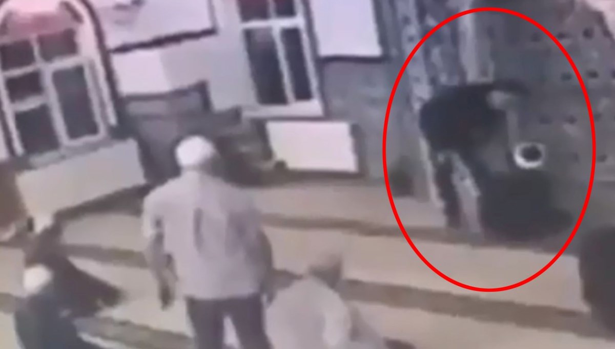 Camiye ayakkabılarıyla girip, imama bağıran kişiye soruşturma Camiye ayakkabılarıyla girip, imama bağıran kişiye soruşturma