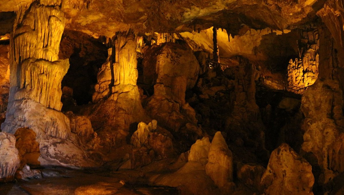 UNESCO Listesi'ndeki sarkıt ve dikitleriyle dikkat çeken Ballıca Mağarası'na 64 bin ziyaretçi
