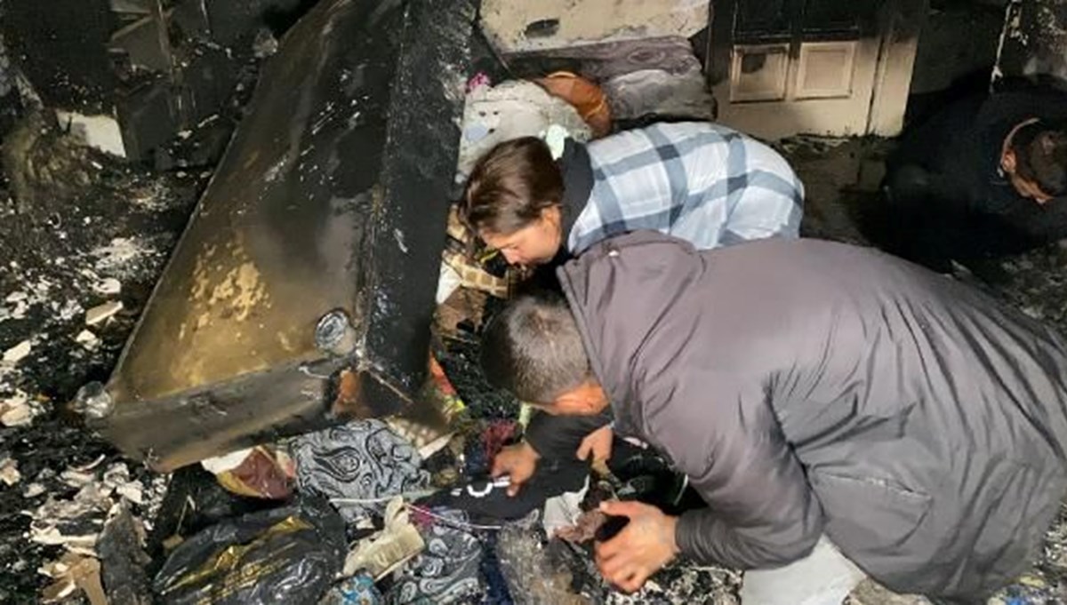 3 çocukları da SMA'dan öldü: Yanan evde resimlerini aradılar 3 çocukları da SMA'dan öldü: Yanan evde resimlerini aradılar