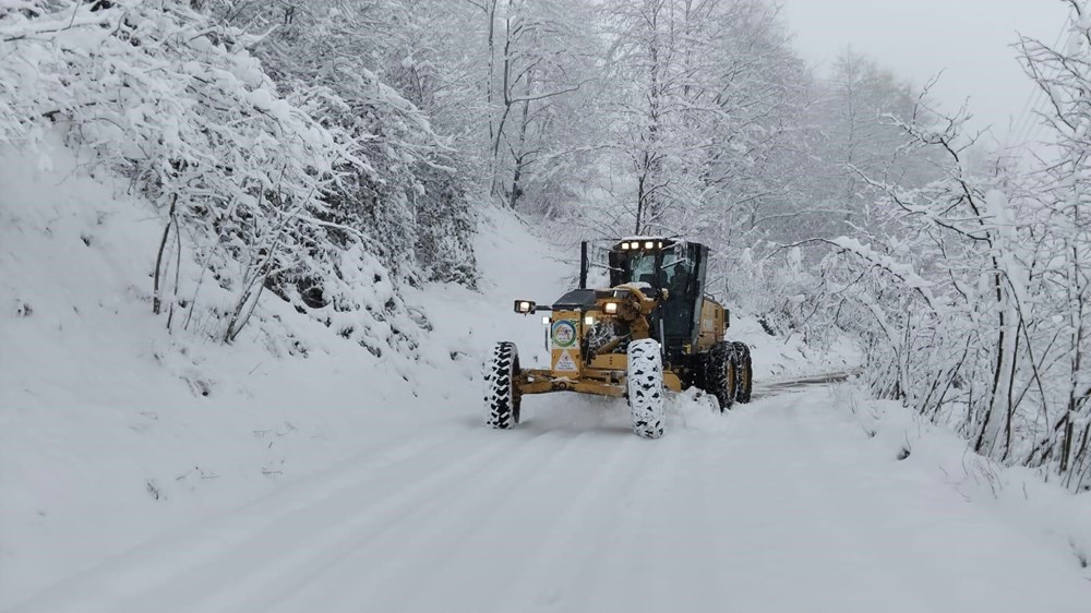Dondurucu soğuk ve kar! Yollar kapandı, araçlar mahsur kaldı, okullar tatil edildi - 3