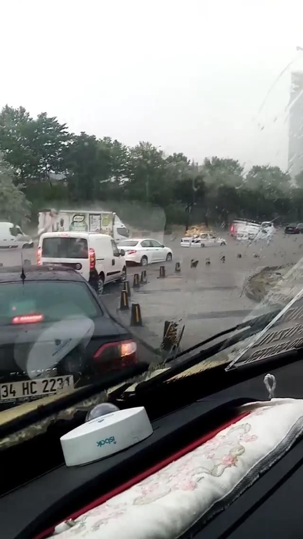İstanbul'da şiddetli yağış: Sürücüler üst geçit altlarına sığındı - 7
