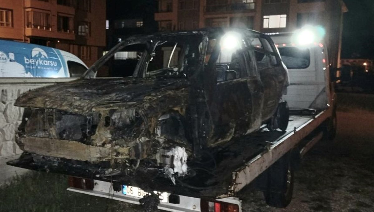 Otomobil seyir halindeyken alev aldı: 4 kişilik aile son anda kurtuldu Otomobil seyir halindeyken alev aldı: 4 kişilik aile son anda kurtuldu
