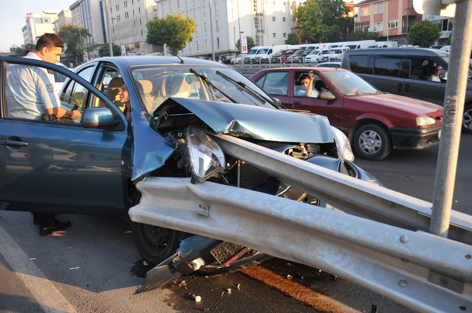 Bakırköy’de feci kaza: Bariyer otomobile ok gibi saplandı - 1