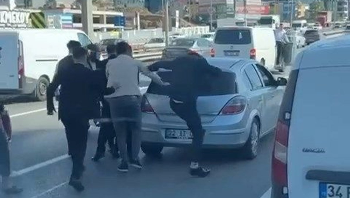 Trafiği yavaşlatan düğün konvoyuna tepki gösterdi, saldırıya uğradı