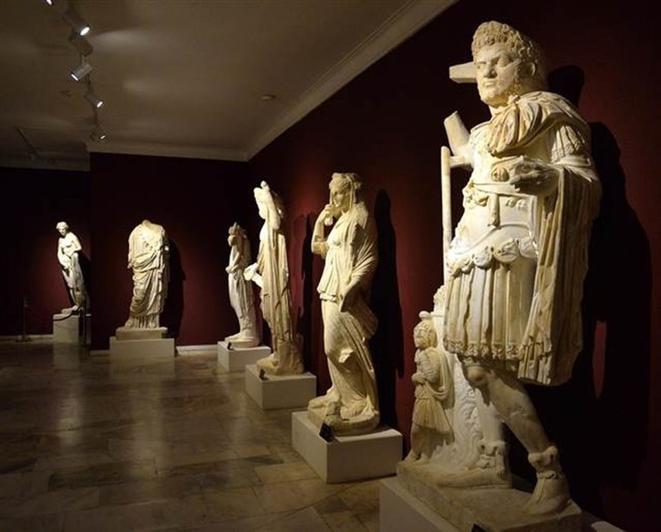 İmparator Marcus Aurelius Antoninus’un tek bütün heykeli bulundu - 1