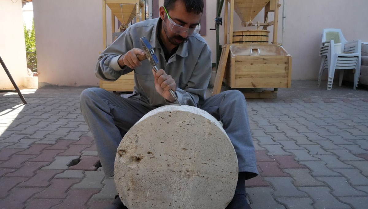 Yüzyıllık granit taş değirmen geleneğini sürdürüyor: ''Bu hale gelmesi 1 ayımızı alıyor''