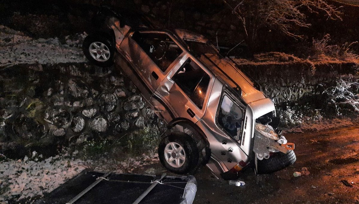 Kocaeli'de uçuruma düşen cipin sürücüsü yaralandı Kocaeli'de uçuruma düşen cipin sürücüsü yaralandı