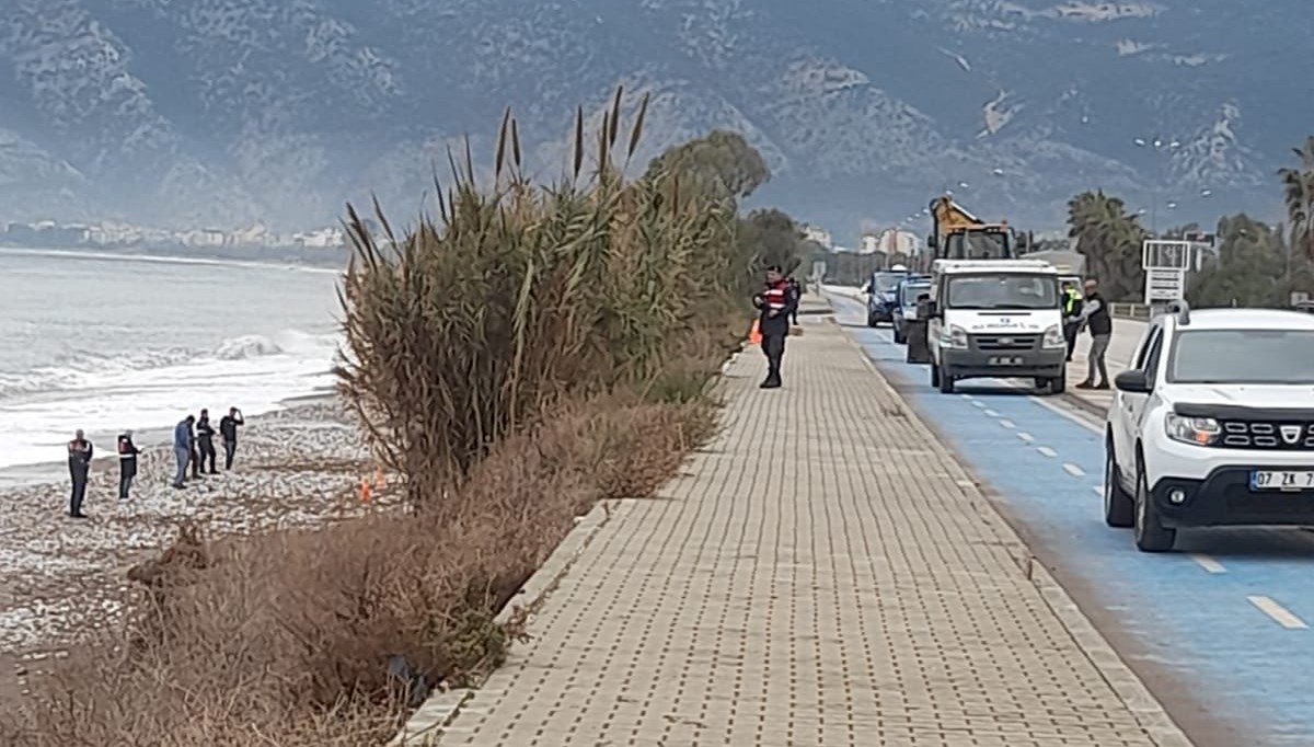 Antalya’da sahile gömülü insan iskeleti bulundu