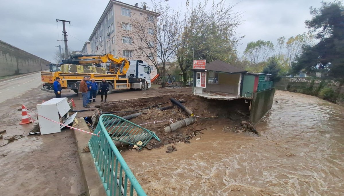 Dere kenarında bulunan taksi durağının altındaki toprak kaydı