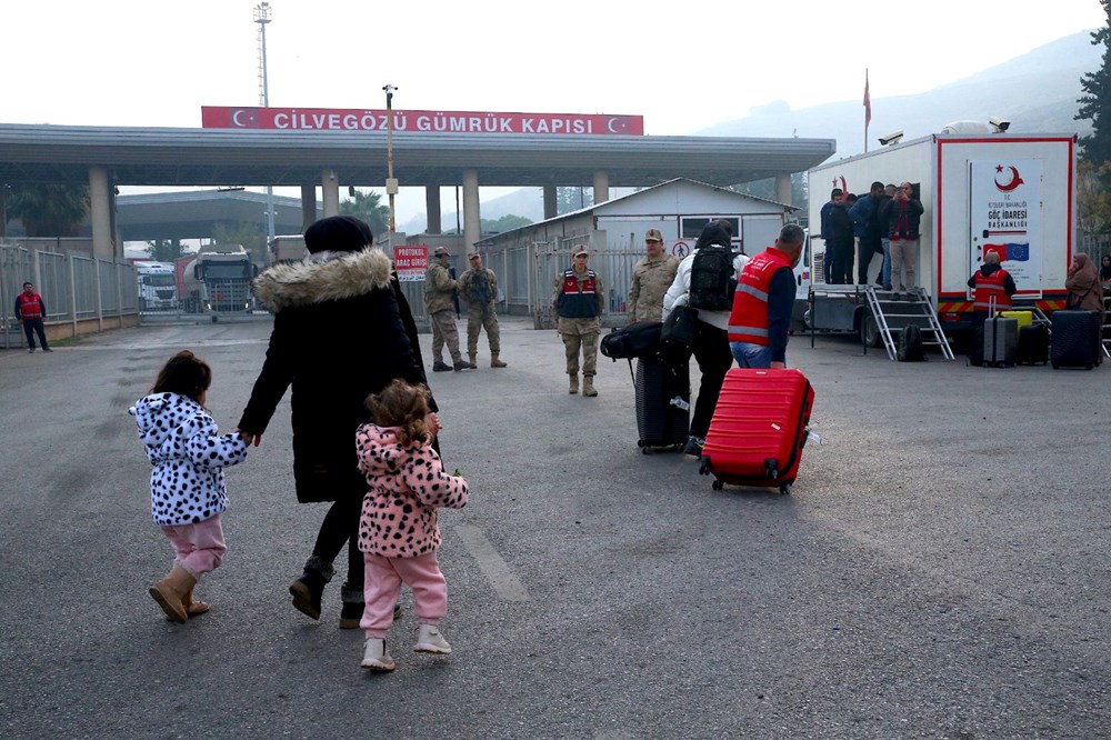 Suriyelilerin
ülkelerine dönüşü için yeni adım: Arabalar ve ziynet eşyalarının sınırdan geçişine
kolaylık - 2