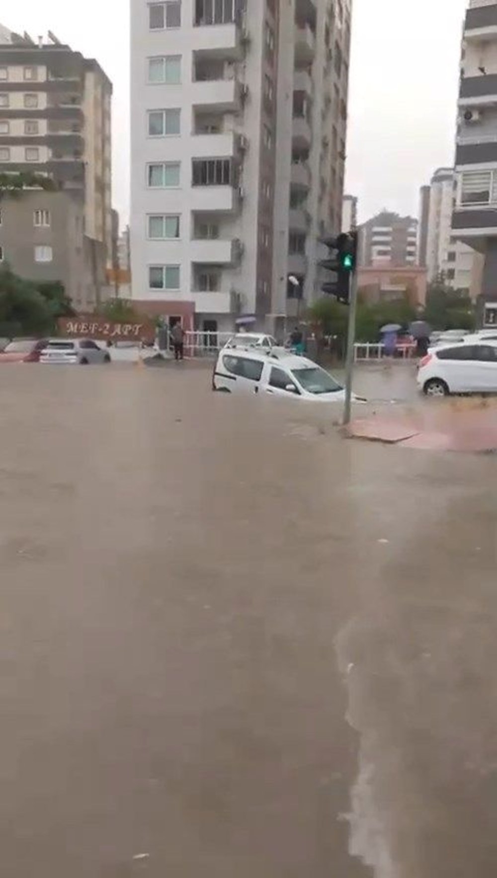 Adana ve Hatay’ı
sağanak vurdu: Ev ve iş yerlerini su bastı, araçlar yolda kaldı - 4