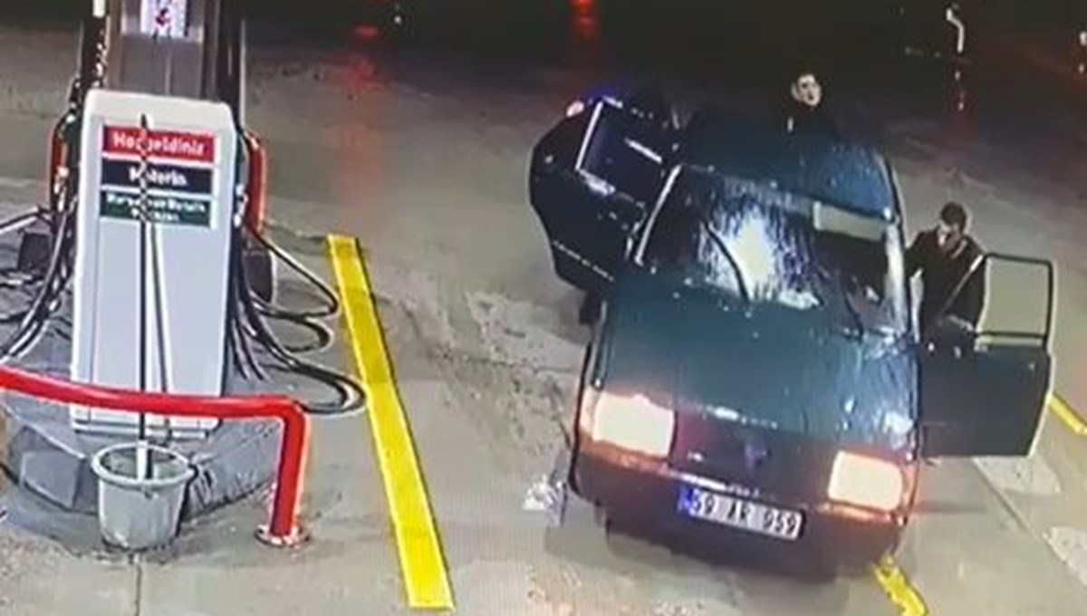 Çaldıkları arabanın yakıtı bitti, iterek benzin almaya gittiler Çaldıkları arabanın yakıtı bitti, iterek benzin almaya gittiler