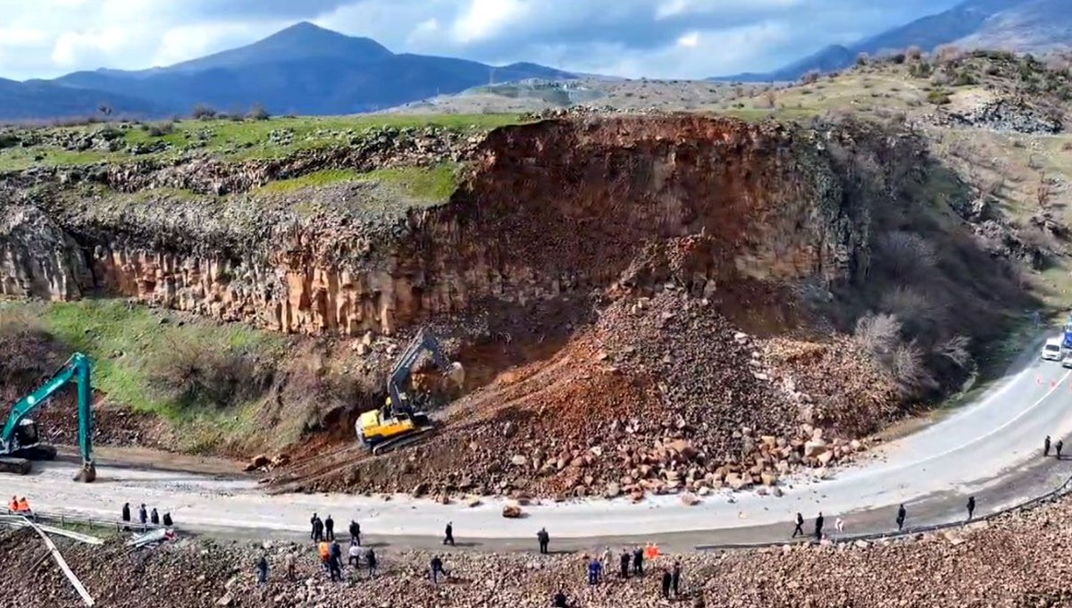 Bitlis-Baykan yolunda heyelan