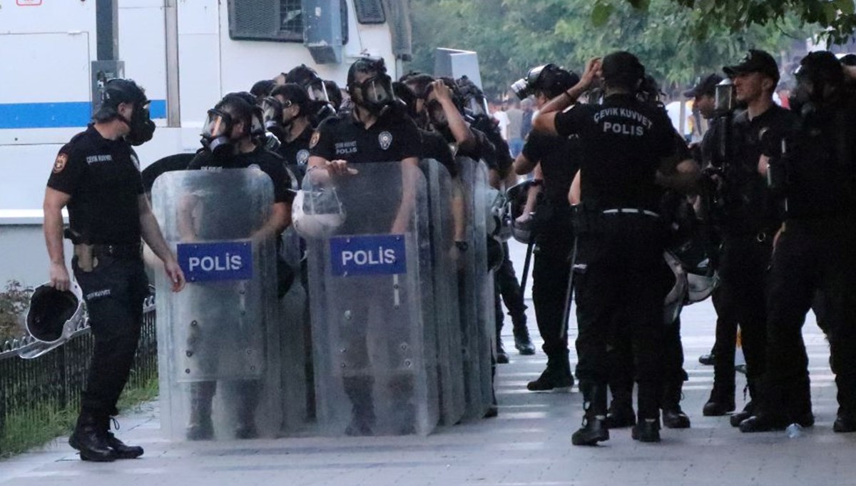 Bitlis'te gösteri yürüyüşü ve açık hava toplantıları 10 gün süreyle yasaklandı Bitlis'te gösteri yürüyüşü ve açık hava toplantıları 10 gün süreyle yasaklandı