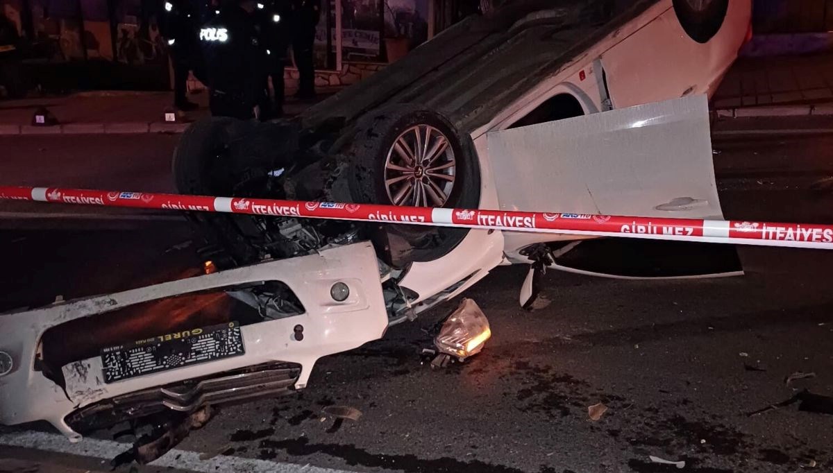 İzmir’de minibüsle otomobil çarpıştı: İki ölü, iki yaralı İzmir’de minibüsle otomobil çarpıştı: İki ölü, iki yaralı