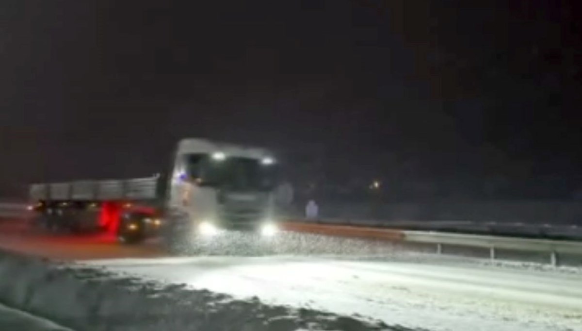 Karabük Gerede kara yolu 7 saat sonra açıldı Karabük Gerede kara yolu 7 saat sonra açıldı