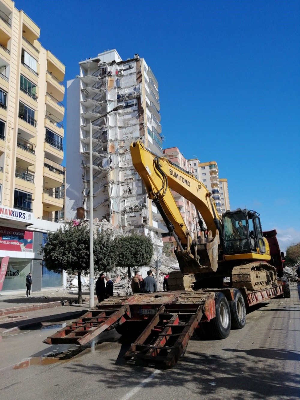 Adana'da 13 katlı binanın yarısı yıkıldı, yarısı ayakta kaldı - 6