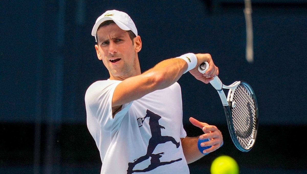 Gözaltına alınan Novak Djokovic yeniden mültecilerin tutulduğu otele yerleştirildi Gözaltına alınan Novak Djokovic yeniden mültecilerin tutulduğu otele yerleştirildi