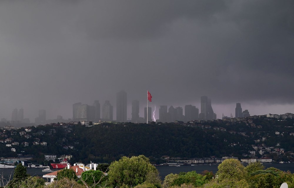 İstanbul'da sağanak yolları göle çevirdi (Araçlar suya gömüldü) - 14