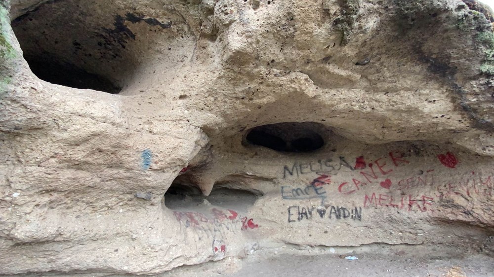 60 bin yıllık mağaranın duvarları yazı tahtasına döndü - 2