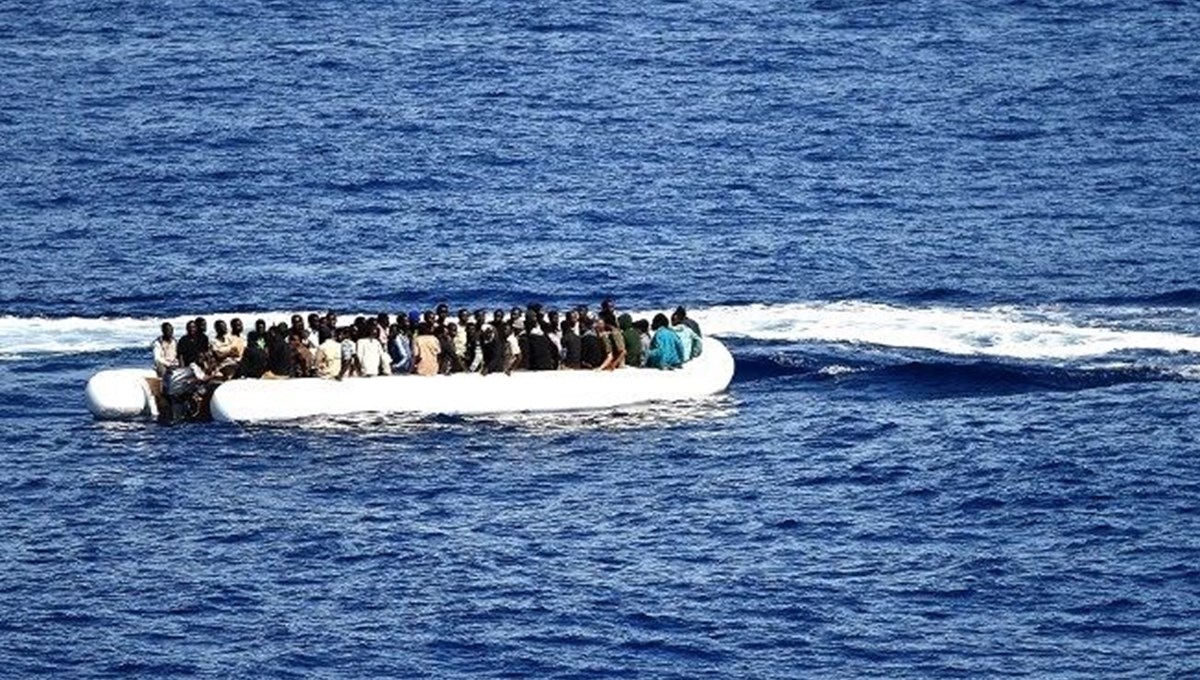 Bodrum açıklarında lastik botta 19 düzensiz göçmen yakalandı