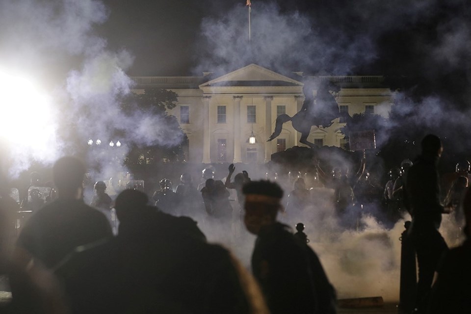 Beyaz Saray önündeki Floyd protestoları çatışmalara sahne oldu - 1