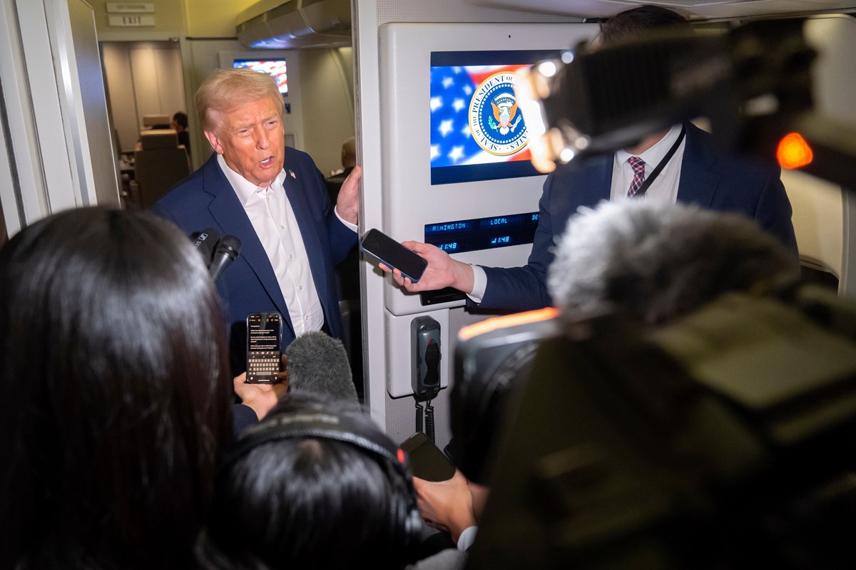 Trump, başkanlık uçağı Air Force One’da gazetecilere açıklama yaptı.