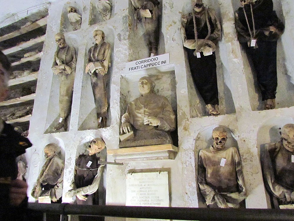 Capuchin Yeraltı Mezarları'nda sergilenen çocuk mumyalarının 200 yıllık sırrı çözülüyor - 10
