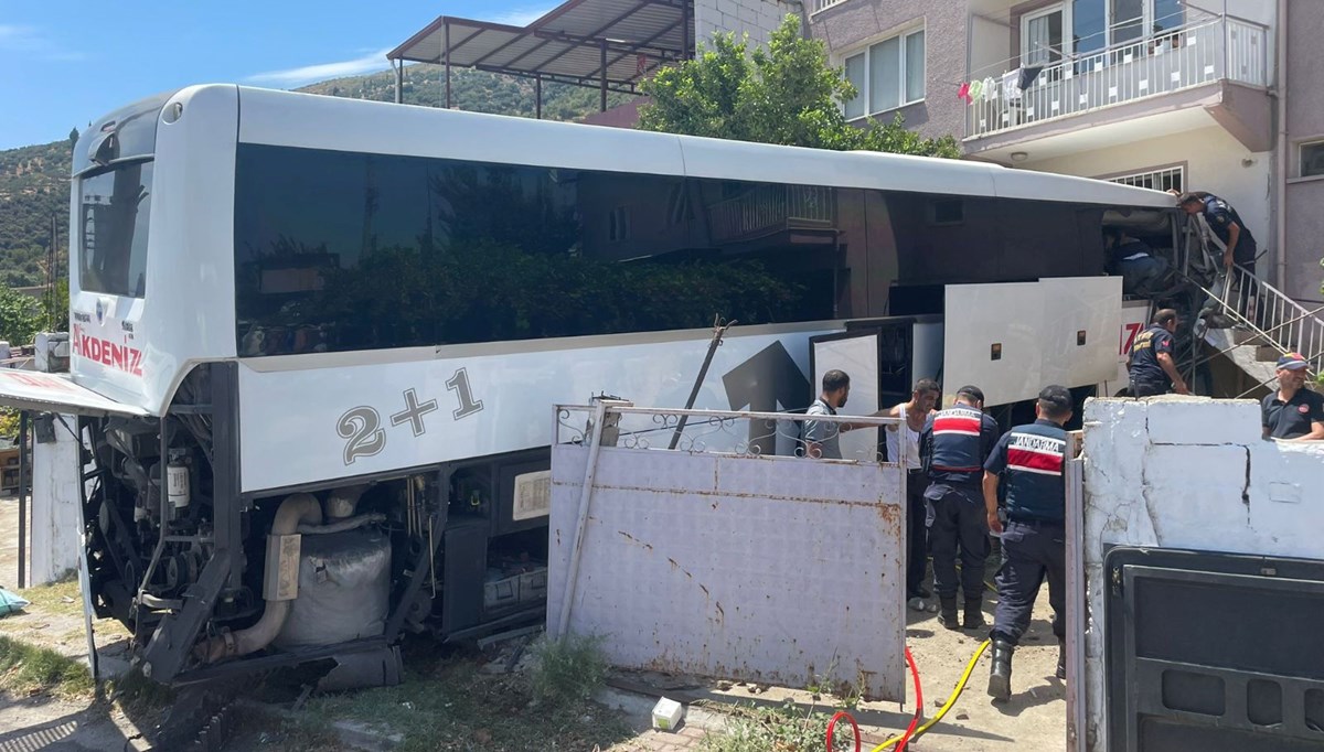 Yolcu otobüsü eve girdi: 1 ölü, çok sayıda yaralı