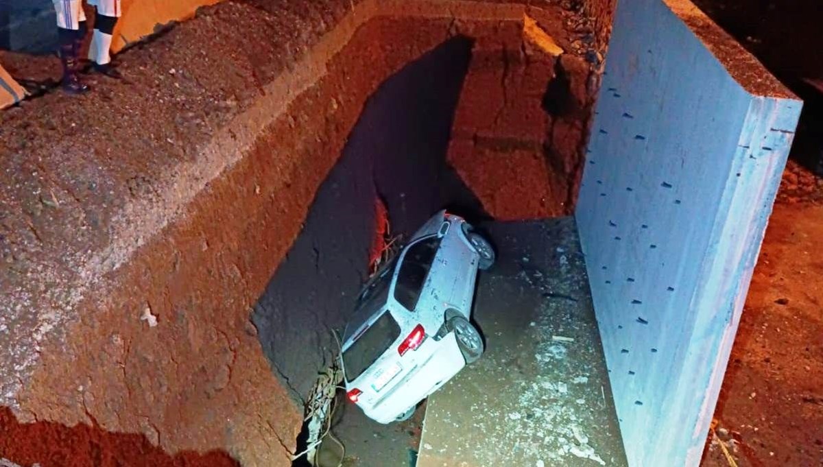 Bitlis'te otomobil, menfeze düştü: 3 yaralı Bitlis'te otomobil, menfeze düştü: 3 yaralı