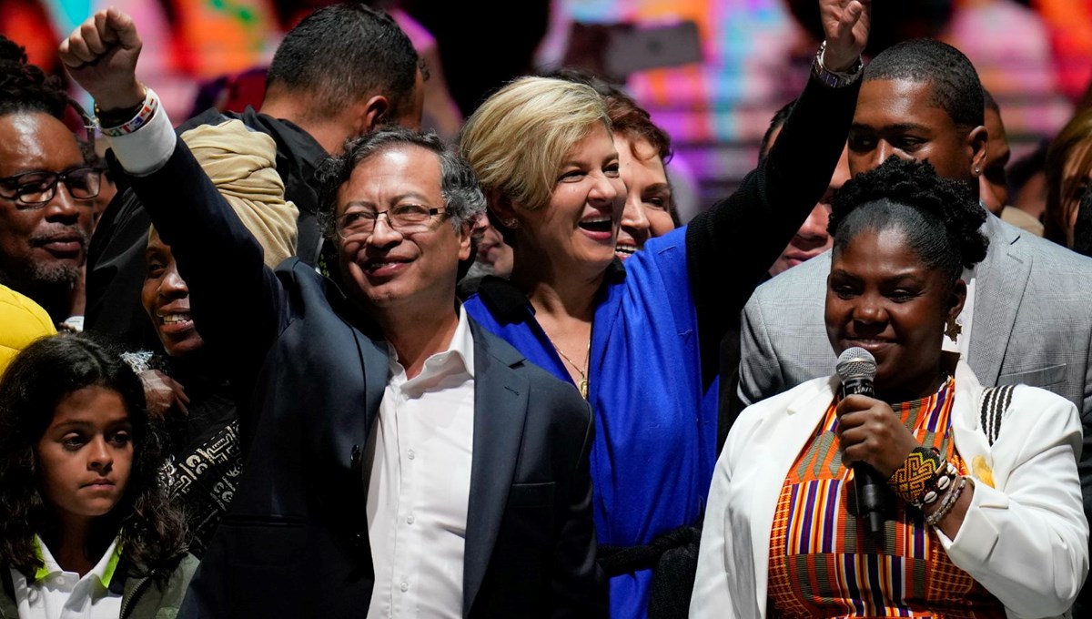 Kolombiya'da seçimin galibi solcu aday Gustavo Petro