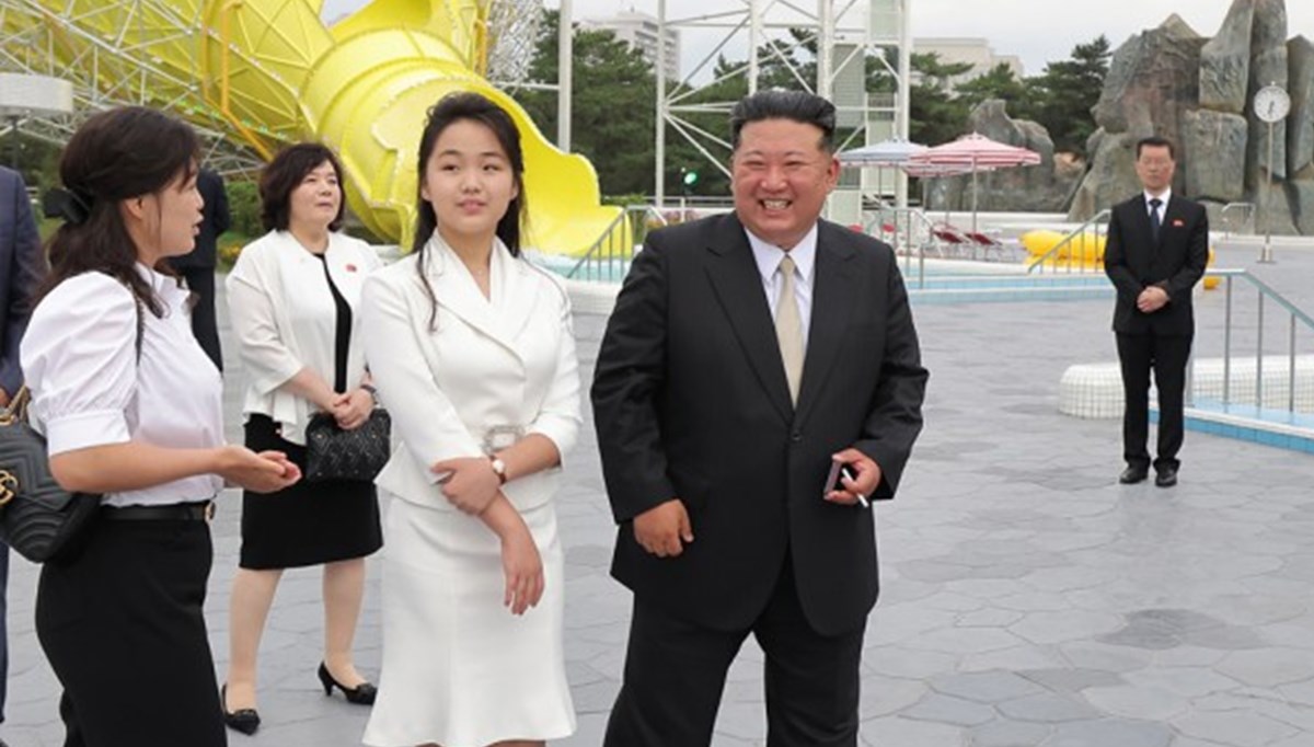 Kim Jong Un'un eşi lüks çantasıyla görüldü Kim Jong Un'un eşi lüks çantasıyla görüldü