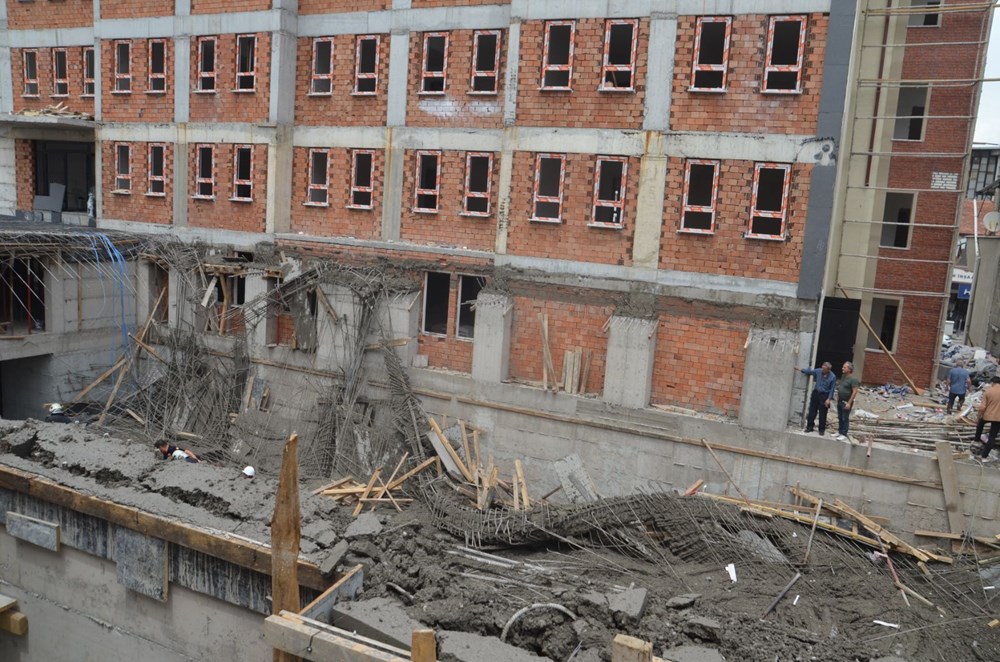 Okul inşaatında çökme: İşçiler beton kalıbın altında kaldı - 1