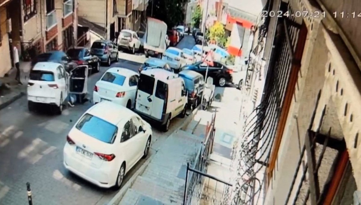 İstanbul'da korkunç kaza! Panikleyip otomobilden atladı İstanbul'da korkunç kaza! Panikleyip otomobilden atladı