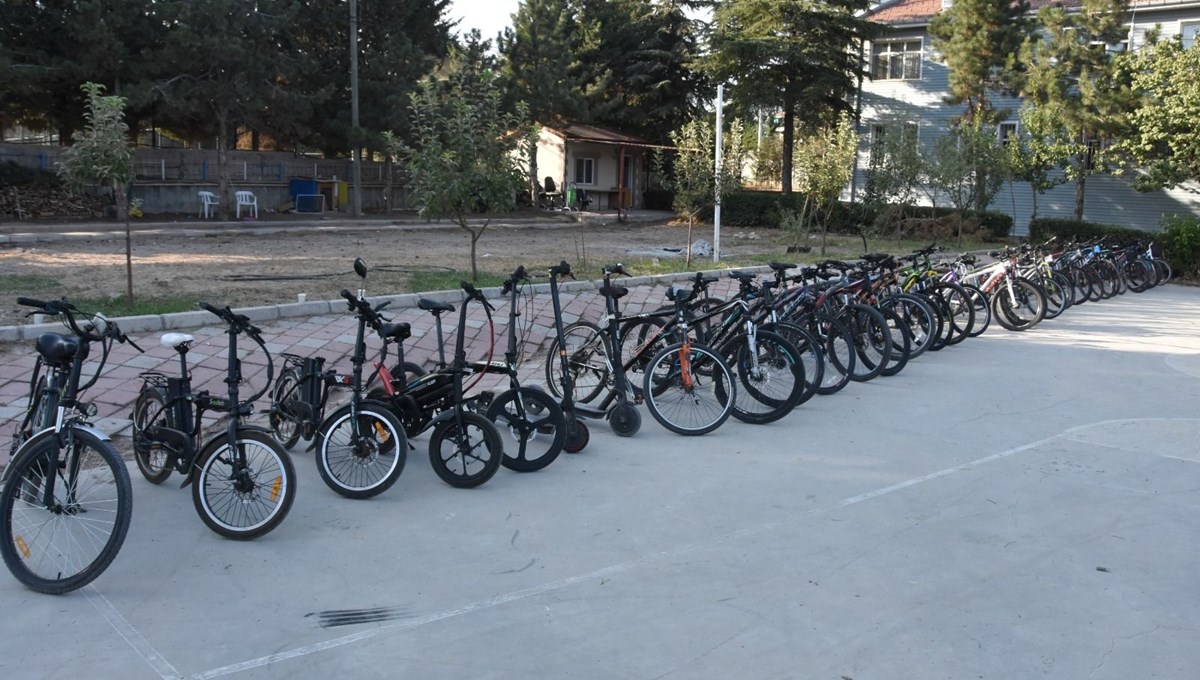 Polis baskın yaptı, evin bahçesinden 1,5 milyon liralık bisiklet ve motosiklet çıktı Polis baskın yaptı, evin bahçesinden 1,5 milyon liralık bisiklet ve motosiklet çıktı