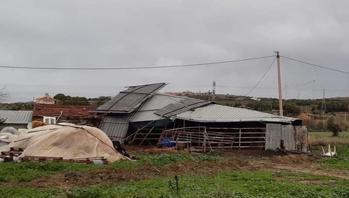 Çeşme'de hortum paniği: Evlerin çatılarında hasar oluştu