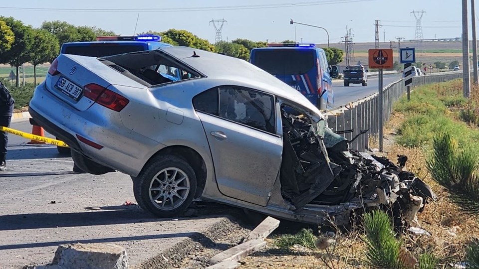 Bariyerlere çarpan otomobilin 16 yaşındaki sürücüsü öldü - 1