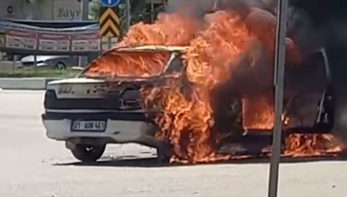 Araç içi 49 dereceyi gösteriyordu: Sıcak hava otomobili yaktı