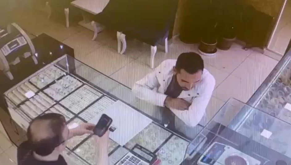 Kuyumcuya sahte altın satanlar  yakalandı