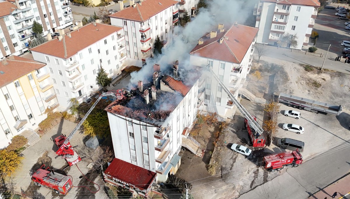 Aksaray'da 5 katlı binanın çatısında yangın