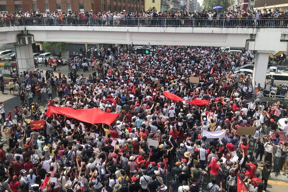 Myanmar'da on binlerce kişi cuntaya meydan okudu - 9