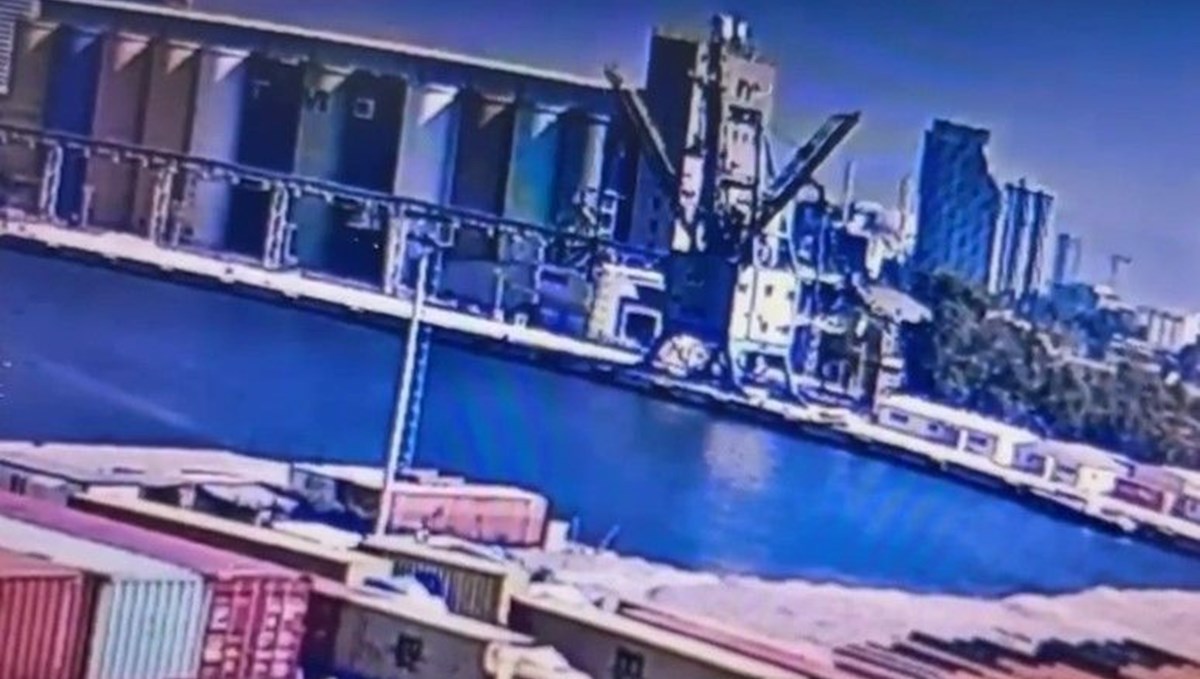 İzmir'de manevra yaptığı sırada denize düşen aracın sürücüsü öldü İzmir'de manevra yaptığı sırada denize düşen aracın sürücüsü öldü