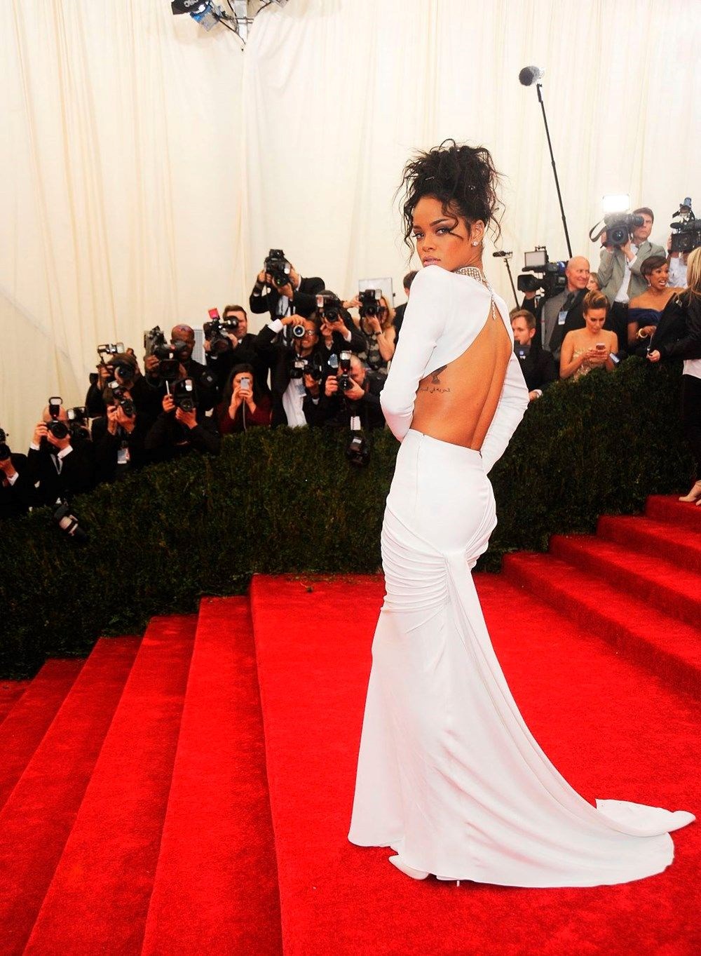 Met Gala 2022’de Rihanna yoktu ama heykeli vardı - 8