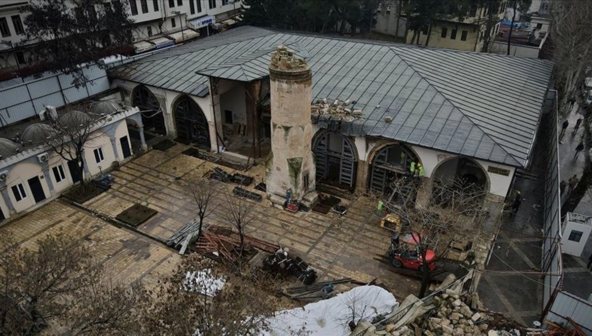 Depremde ağır hasar alan tarihi Ulu Cami ayağa kaldırılıyor