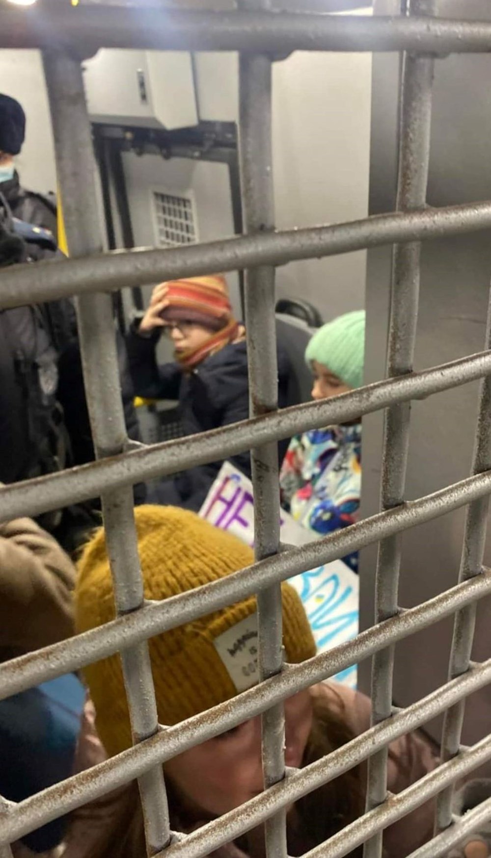 Moskova'da savaş karşıtı 2 anne ve 5 çocuk gözaltına alındı - 2
